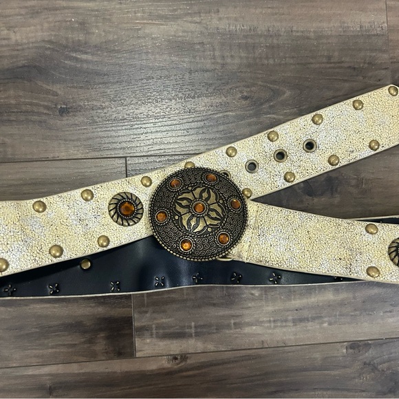 Vintage-Inspired Western Ivory Studded Waist Belt with Decorative Medallion - Picture 3 of 5